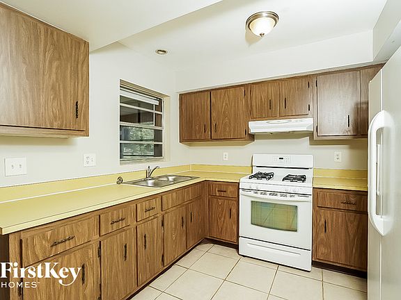 4th image of 211 NE Faring Ave