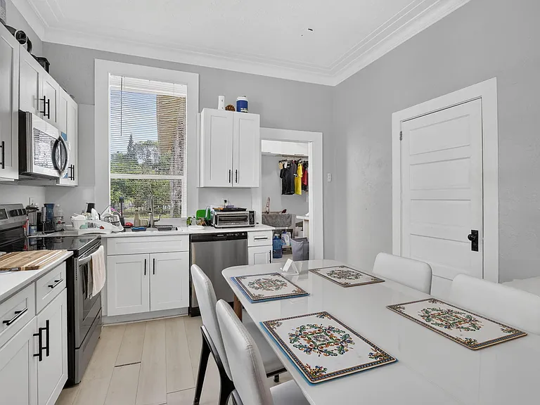 2465 Taylor St — Photo 11