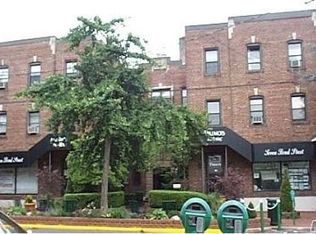 7 Bond St, Great Neck, NY 11021