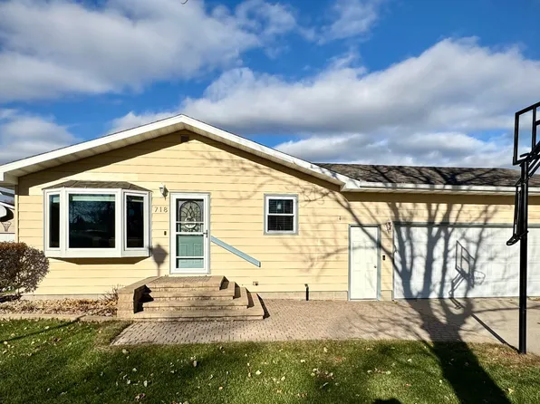 718 Central Plains Ct, Grand Forks, ND 58201