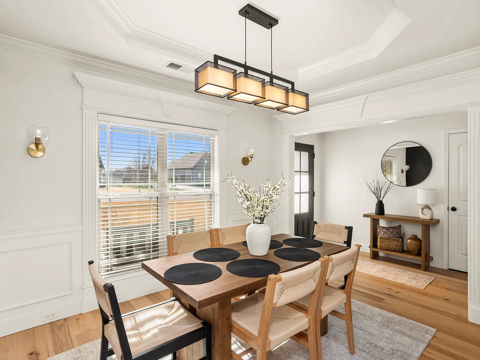 3 bed, 2.0 bath, 1935 sqft, $3,000 — Photo 3