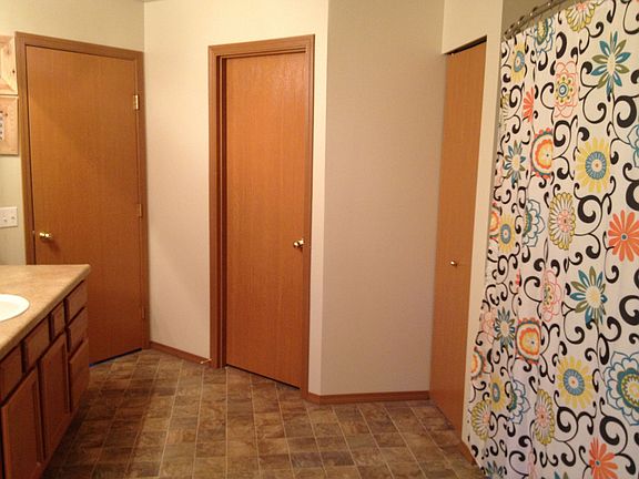 Master Bath w/ walk in