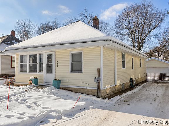 2nd image of 2919 Botsford Pl NE