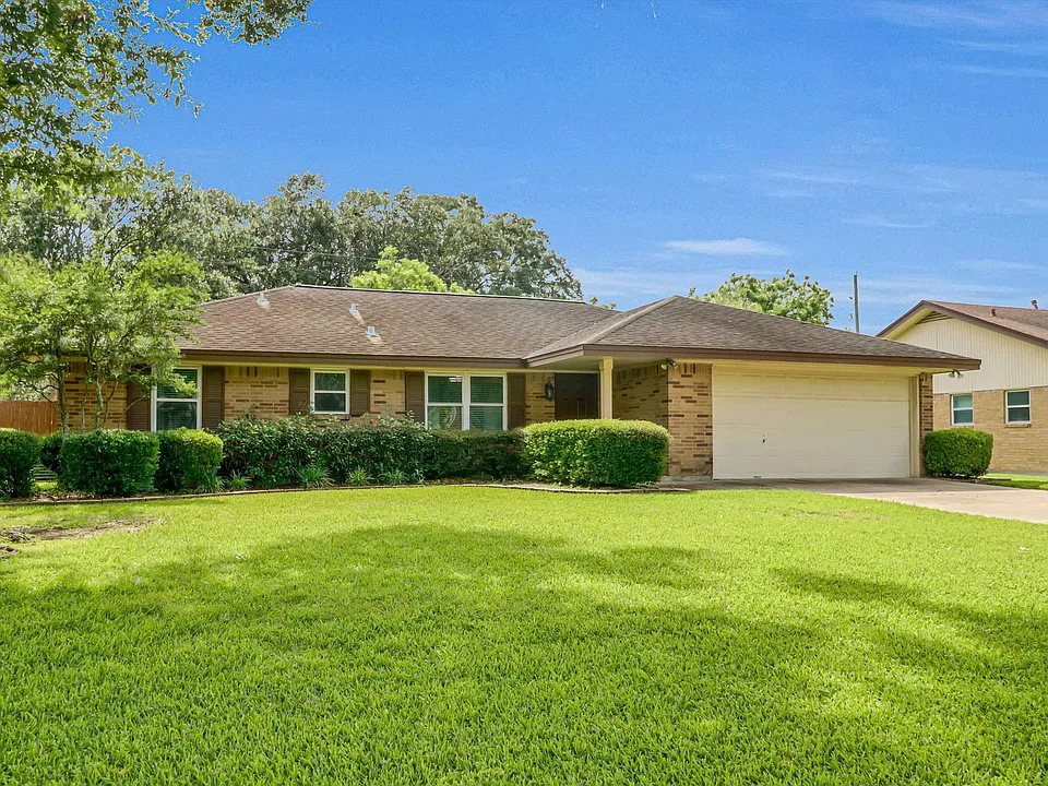 805 Bluebonnet Ln