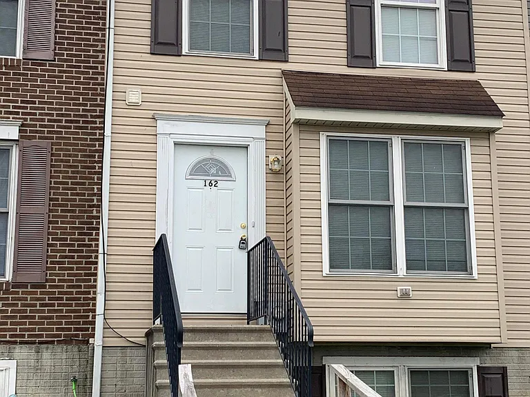 162 Lee St — Photo 4