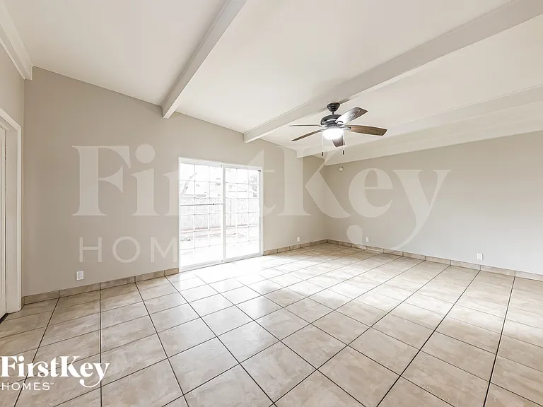 2028 W Schell Dr — Photo 7