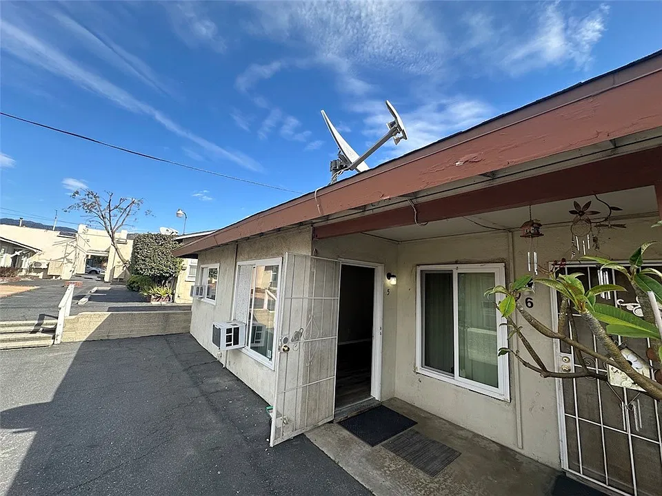 936 W Foothill Blvd #5