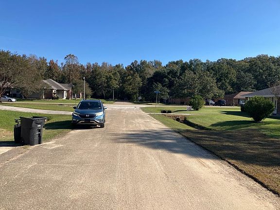 Exterior Neighborhood (street photo)