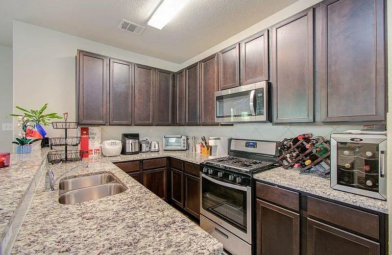 3 bed, 2.0 bath, 1343 sqft, $1,999 — Photo 4