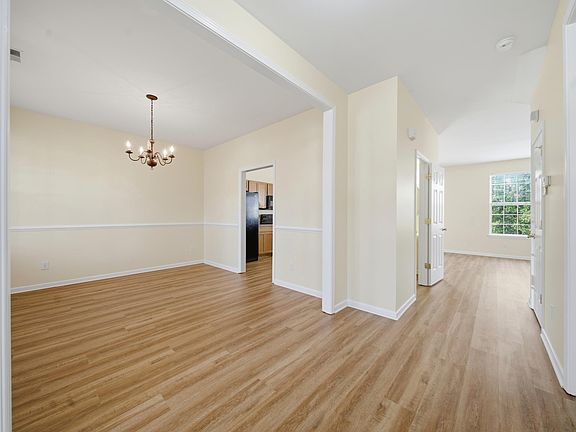 4th image of 18 White Clover Ct