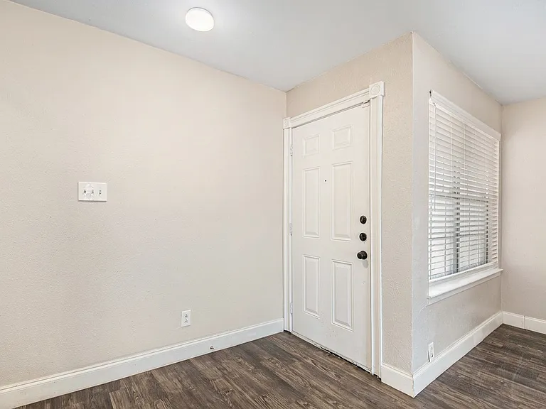 6915 W Cleburne Rd — Photo 5
