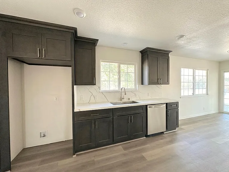 15050 Cottage Ave — Photo 4