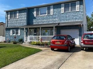 822 N Greene Ave, Lindenhurst, NY 11757