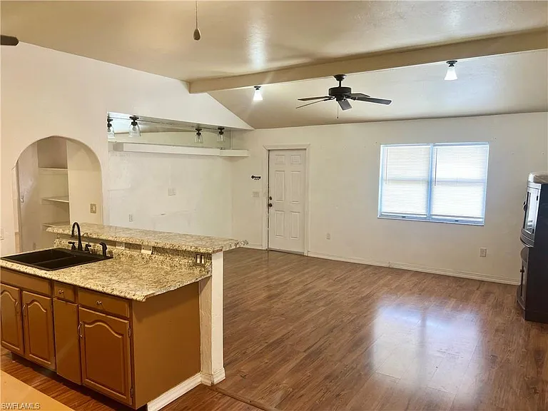 446 San Bernardino St — Photo 5