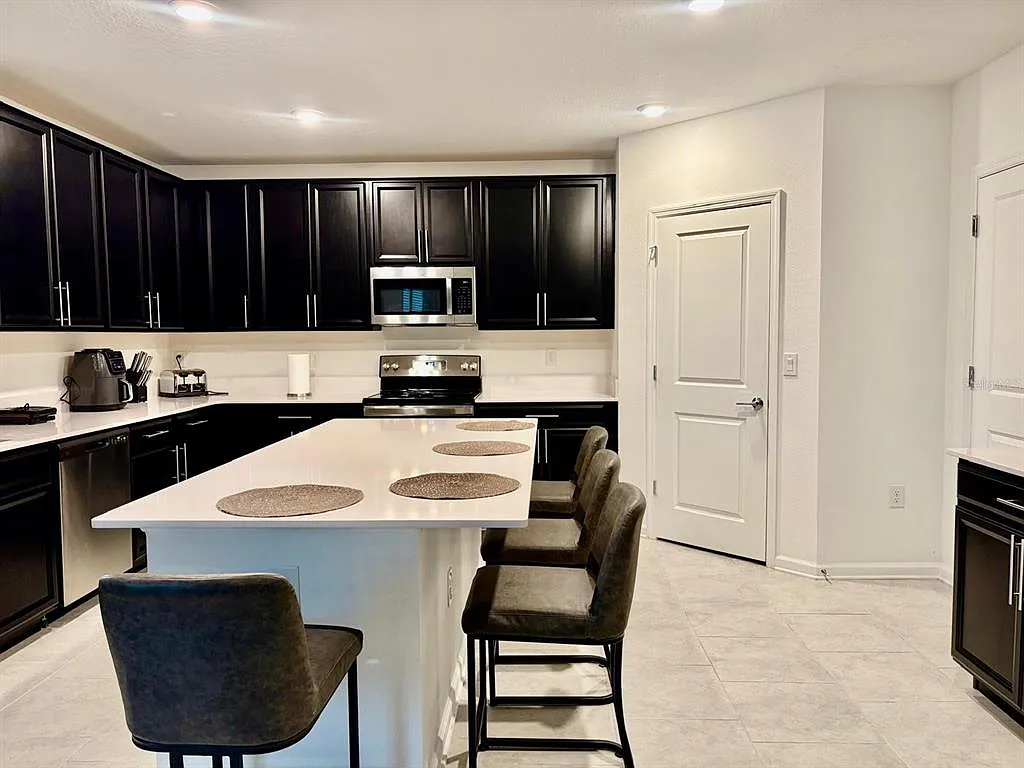 4 bed, 2.5 bath, 3165 sqft, $2,799 — Photo 3