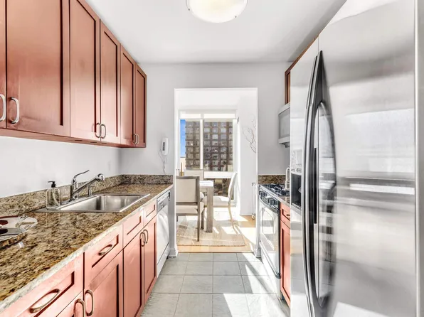 211 North End Avenue image 3 of 22