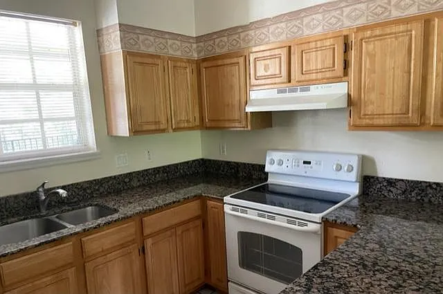 Kitchen with electric cooktop - 530 Belltower Ave