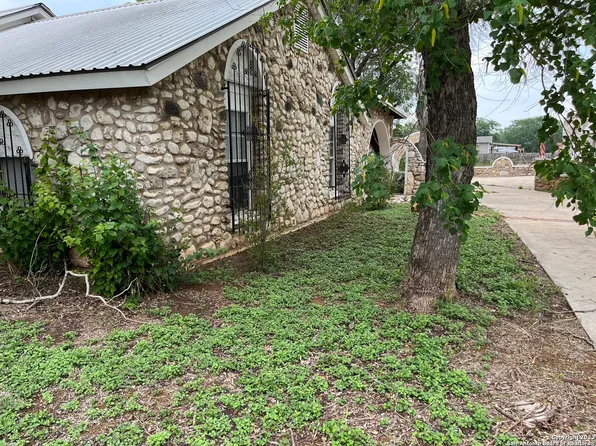 401 E Hugo St, Dilley, TX 78017