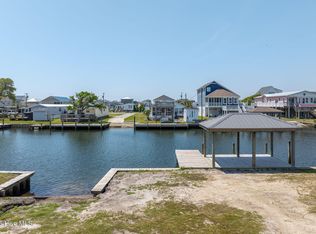 6039 6th St, Surf City, NC 28445