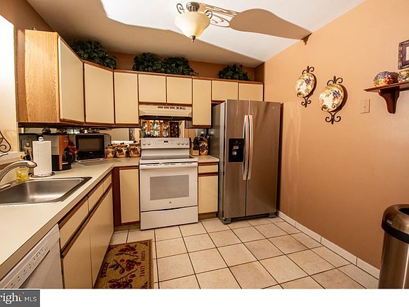 5th image of 10806 Pelle Cir W