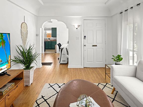 3rd image of 223 E 57th St