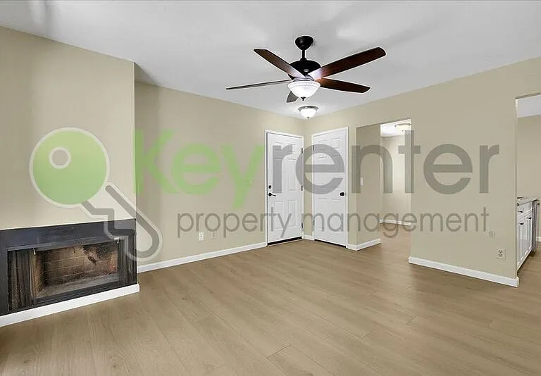600 Del Verde Cir #2 — Photo 3