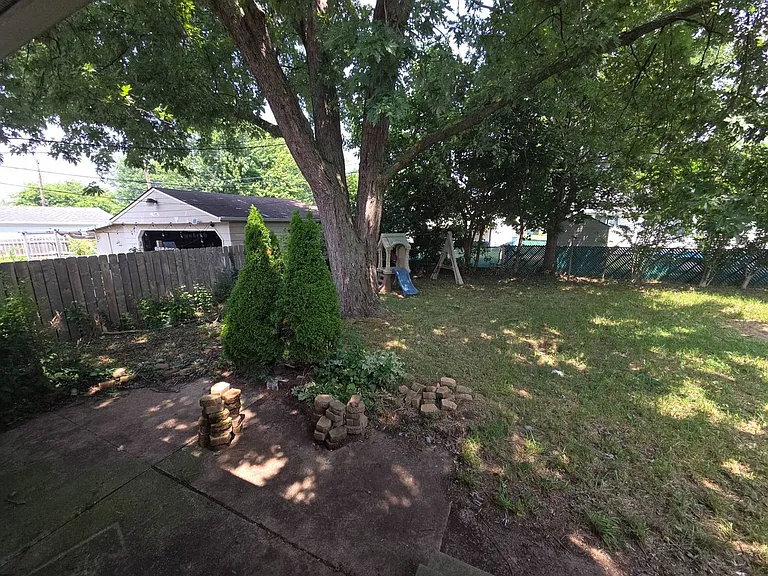 2401 Eastlawn St — Photo 32