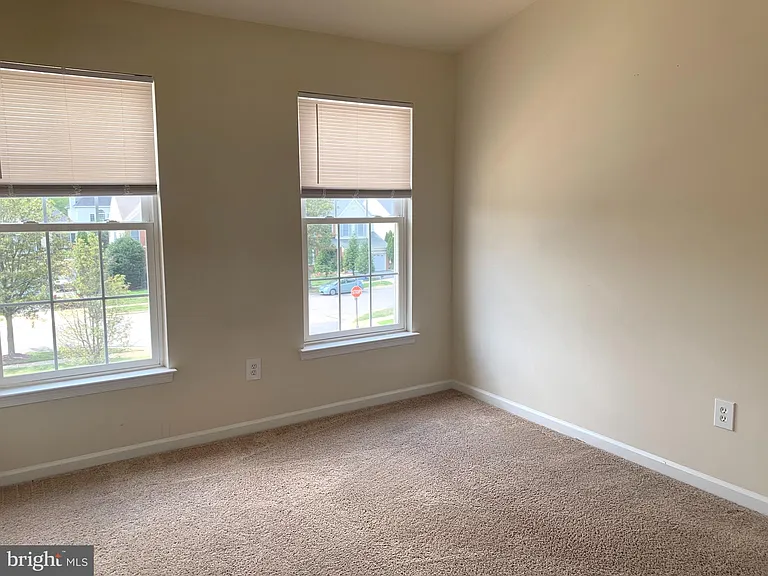 25937 Kirkwood Sq — Photo 31