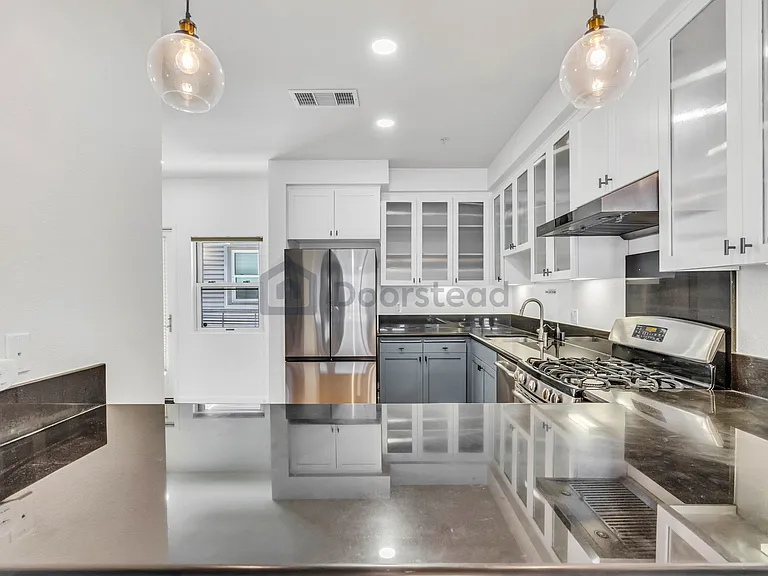 6466 Hollis St #321 — Photo 2