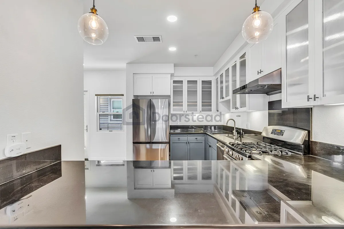 Building Photo - 6466 Hollis St #321