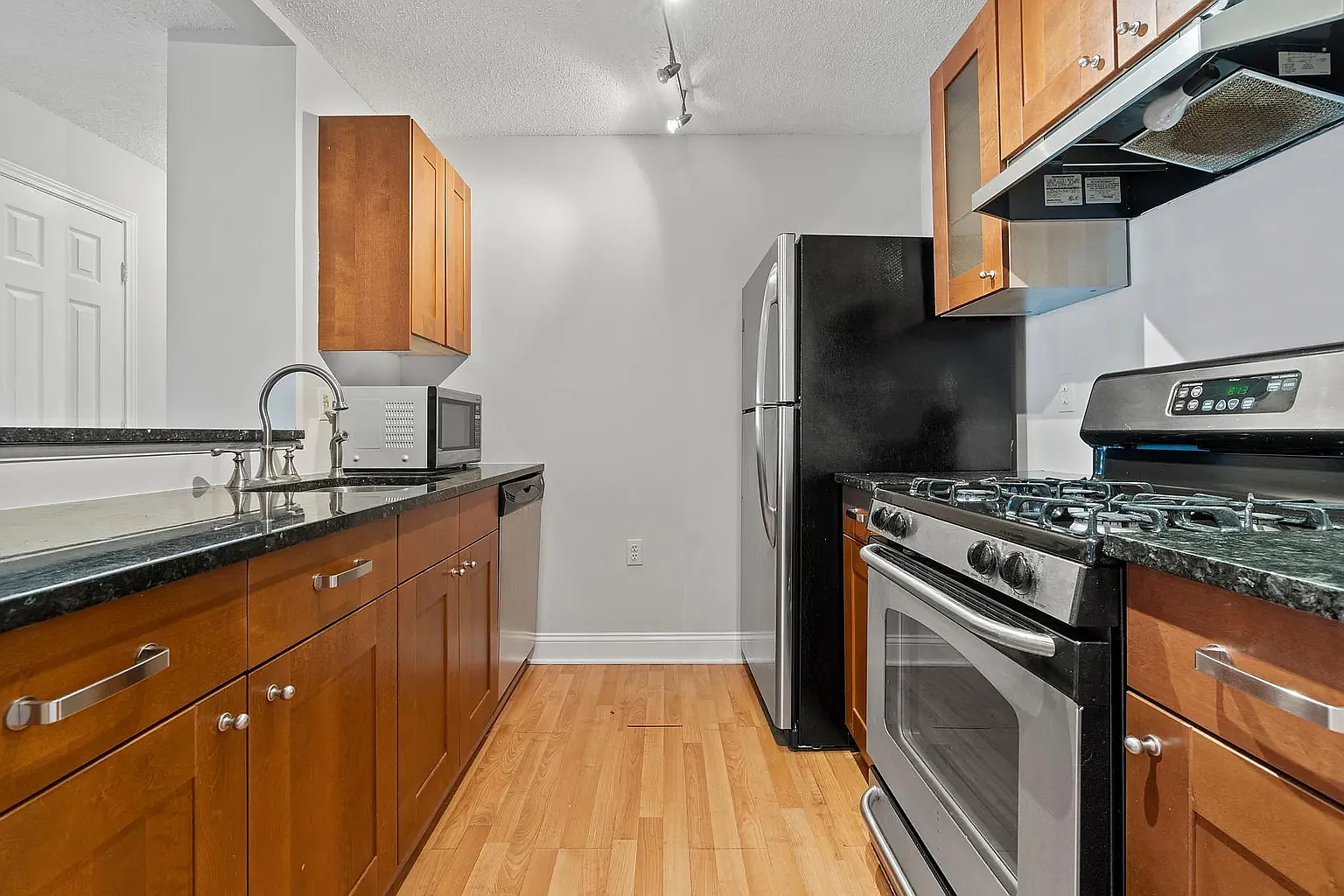 1 bed, 737 sqft, $1,950 — Photo 1