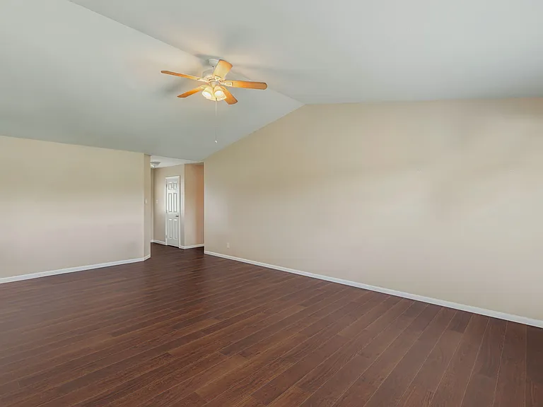 927 Mossy Grove Ln — Photo 3