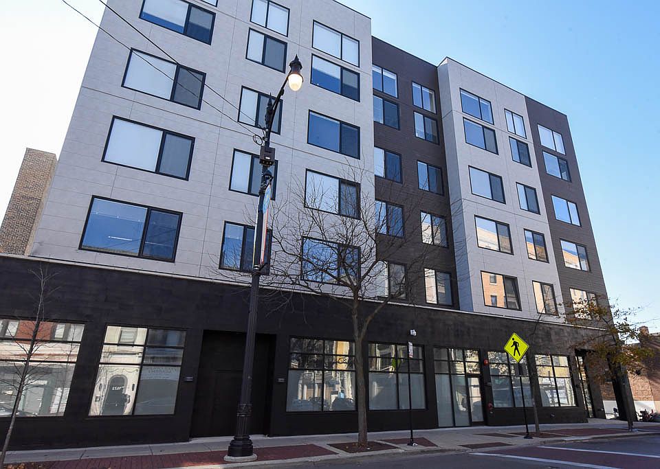 1st image of 1531 W Howard St #15