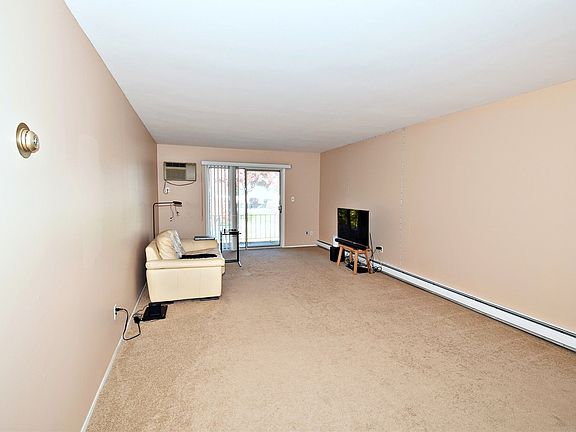 3rd image of 25 Springwood Dr