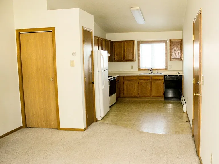 Williamsburg Apartments - Attached Double Garage! — Photo 8