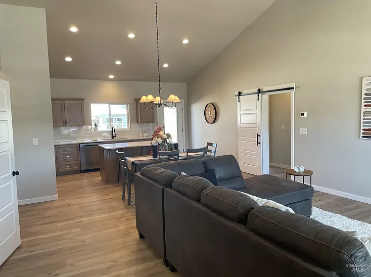 1122 Crestview Dr — Photo 7