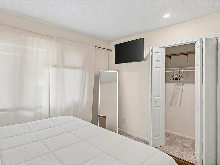 2429 Lawrence Ave — Photo 16