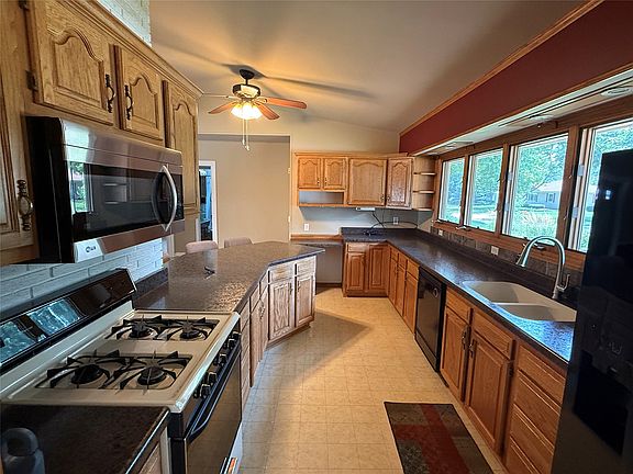 5th image of 910 SW 2nd Street Pl