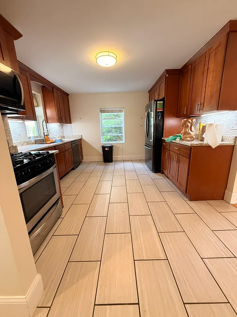 3 bed, 1000 sqft, $3,000 — Photo 2