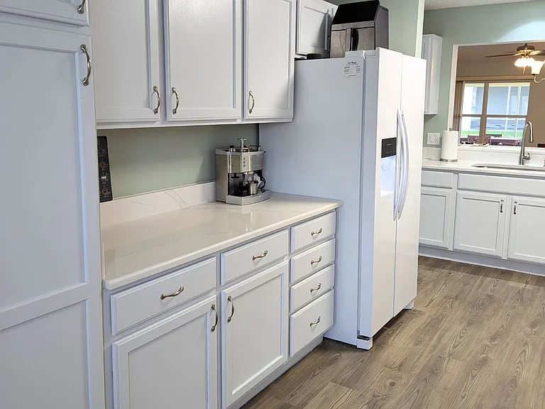 Newly remodled Kitchen w/ many cabinets and pantry