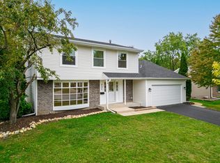 731 Country Ln N, Roselle, IL 60172