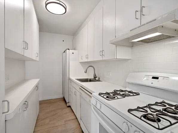 347 East 53rd Street image 4 of 15