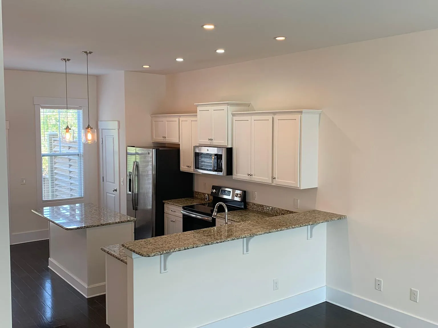 3 bed, 1801 sqft, $2,580 — Photo 4