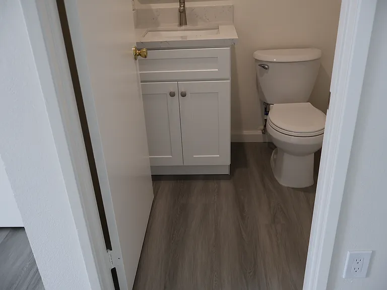 1323 W Palmyra Ave #B — Photo 7