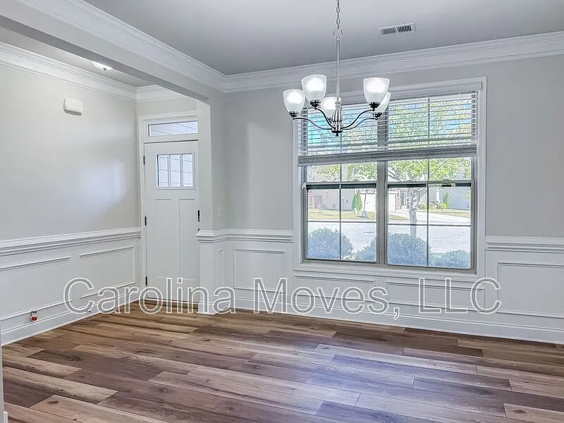 3 bed, 2.5 bath, 2300 sqft, $2,399 — Photo 2
