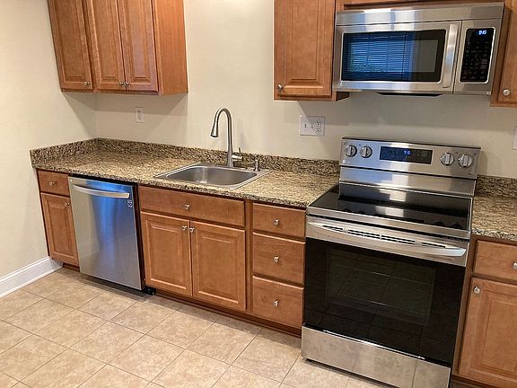 5th image of 8421 Rosemont Cir