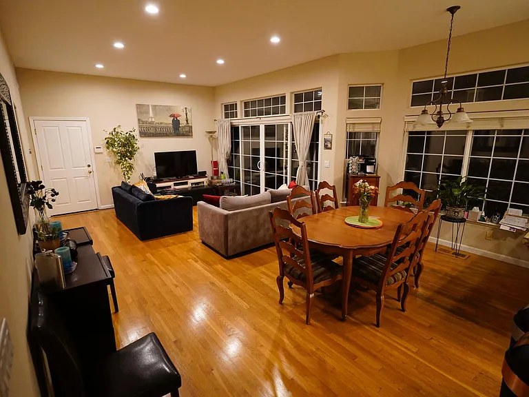 821 Moraga Dr — Photo 3