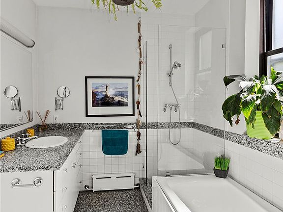 4th image of 129 W 80th St APT 3