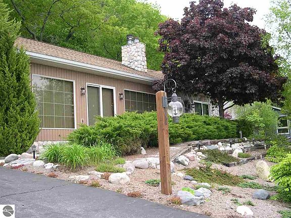 3rd image of 2896 Crystal Dr