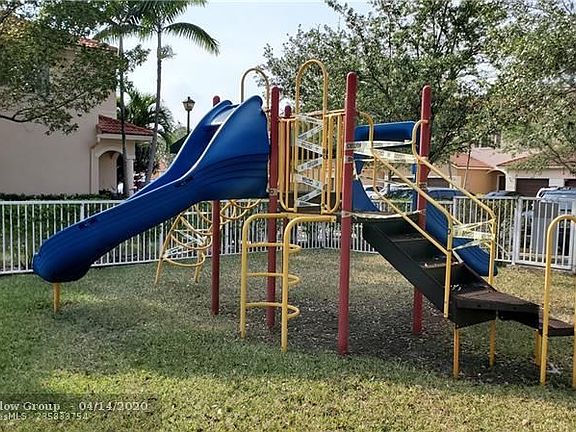 5th image of 8833 S Isles Cir